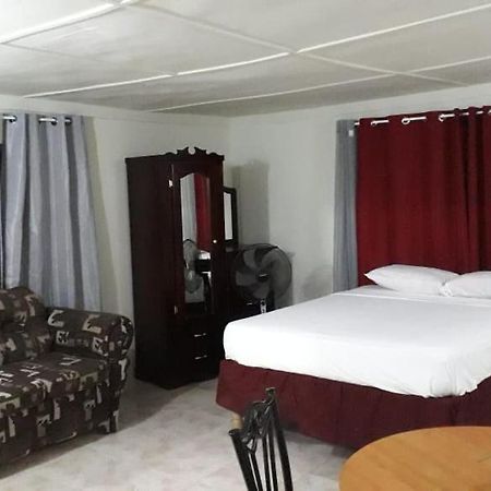 Apartments At Westvillage 5 No Ac Low Price Studio Montego Bay Buitenkant foto